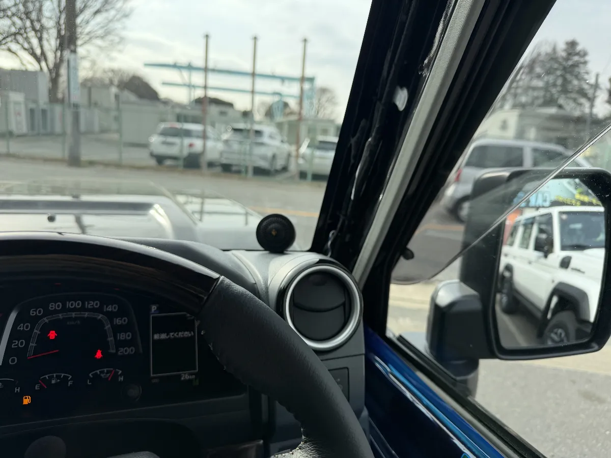 🚗✨ トヨタ ランドクルーザー70 GDJ76Wに最適なスピーカーセット、KICKERのKSC404とKST2504のご紹介です!この組み合わせは音質を一新する力があります。KSC404は10cmコアキシャルスピーカーで、特に狭いスペースにぴったり。ミッドレンジから中低域をしっかり再生し、ドアやダッシュボードに設置可能です。KST2504は25mmのシルクドームツイーター。これがクリアで繊細な高域を独立して再生してくれます!独立設置によって「定位感」「音場の広がり」「高域の伸び」が格段にアップ。音楽やボーカルがいきいきと聞こえますよ。また、KICKERの特徴である明確で抜けの良いサウンドが、さらに繊細な表現力と音の立体感を実現。ボーカルの存在感やシンバルのクリア感も引き立ちます。インストールも柔軟!KSC404は多くの車種で純正位置にボルトオン装着が可能で、KST2504は設置場所も自由自在。音響的にもバッチリ対応します。さらに、バイアンプやDSPシステムとの相性も抜群!独立して鳴らすことで、タイムアライメントやクロスオーバー調整も楽々です。ワンランク上のアクティブシステムに挑戦する絶好のきっかけになります!このスピーカーセットで、あなたのランドクルーザー70が一段と魅力的なサウンド空間に早変わりですよ!👌🎶