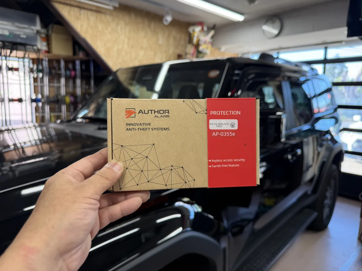 トヨタ ランドクルーザー 250 250Wのようなスマートキー車では、便利さがあるぶん、守り方は純正任せだけで終わらせない方が安心です。
**AUTHOR KEYLESS BLOCK JP+**は、スマートキーの使い勝手を大きく崩さずに、解錠の入口と始動の部分をきちんと抑えやすいのがポイントです。
ただ警報で威嚇するタイプとは少し考え方が違って、そもそも車両側がキーの電波を受け付けにくい状態を作れるのがこの商品の強みです。
ランドクルーザー250のように日常でも遠出でも使う機会が多い車ほど、毎回の扱いやすさはかなり大事です。その点、**KEYLESS BLOCK JP+**は防犯性だけに寄せすぎず、普段の操作感とのバランスも取りやすいです。
こういう装備は、商品名だけで選ぶより、車両側の仕様や使い方に合わせてまとめることが大切です。
見えない部分の組み方や動作確認まで丁寧に詰めておくと、あとで「使いにくい」「思っていた運用と違った」が出にくくなります。ランドクルーザー250で盗難対策を考えるなら、派手さよりも、毎日ちゃんと使える守り方にしておきたいところです。