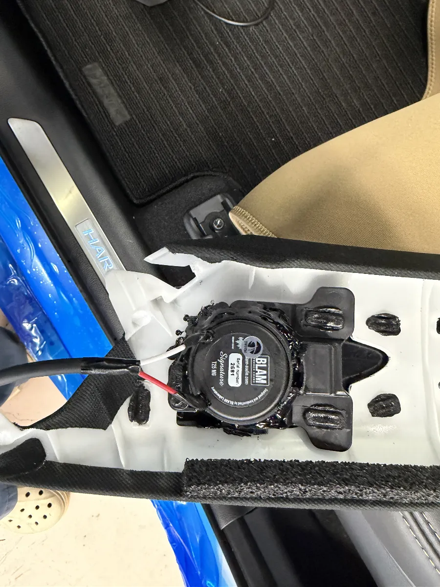 🚗 トヨタ ハリアー 6BA-MXUA80 にピッタリのスピーカーシステムをご紹介します! 今回ご注文いただいたのは、ブラムの「165S100MGA + S2N50 ワイドレンジ3WAY」セッティング。これがあれば、車内でもライブ感たっぷりの最高のサウンドが楽しめます! 🥳🔔 **仕様のポイント:**- **165S100MGA**: 165mm(6.5インチ)のミッドウーファー。アルミマグネシウム振動板を搭載し、力強くも繊細な低〜中域をしっかりサポート。- **S2N50**: 50mmのフルレンジドライバー。ケブラーコーンとネオジムマグネットによるクリアな中高域が特徴。 これらのユニットを組み合わせれば、自然な音のつながりと、優れた解像度を実現。ボーカルやアコースティック楽器の表現力が引き立ちます♪✅ **音質の特長**:1. タイトで深い低音で、キックドラムやベースの存在感をしっかり伝えます。2. ボーカル帯域がナチュラルに再生され、リアリティが抜群です。3. 軽量素材でスピード感あるレスポンス。音の細かなニュアンスも逃しません。これからこのスピーカーシステムで、あなたのハリアー内で素晴らしい音楽体験をお楽しみください!音楽好きにはたまらない組み合わせです🎶 ぜひ、体感してみてくださいね!