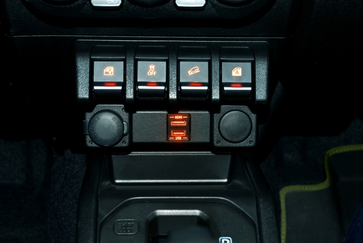 Built-in USB/HDMI connection unit with amber LED lighting for Alpine car navigation systems (KCU-Y630HU-LED-A) for Jimny JC74/JB64/74