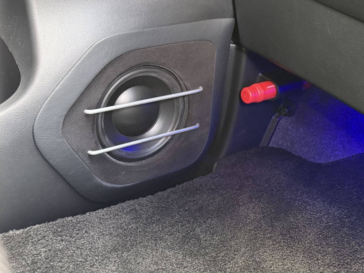 Outer baffle leather and Alcantara with aluminum protective rod